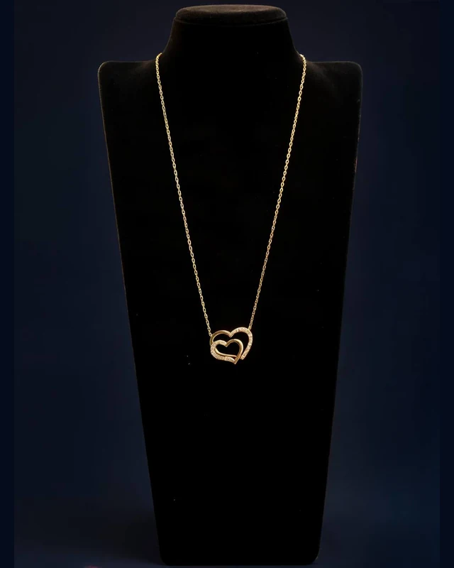 Collar de corazones entrelazados