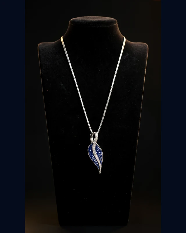 Collar con dije azul